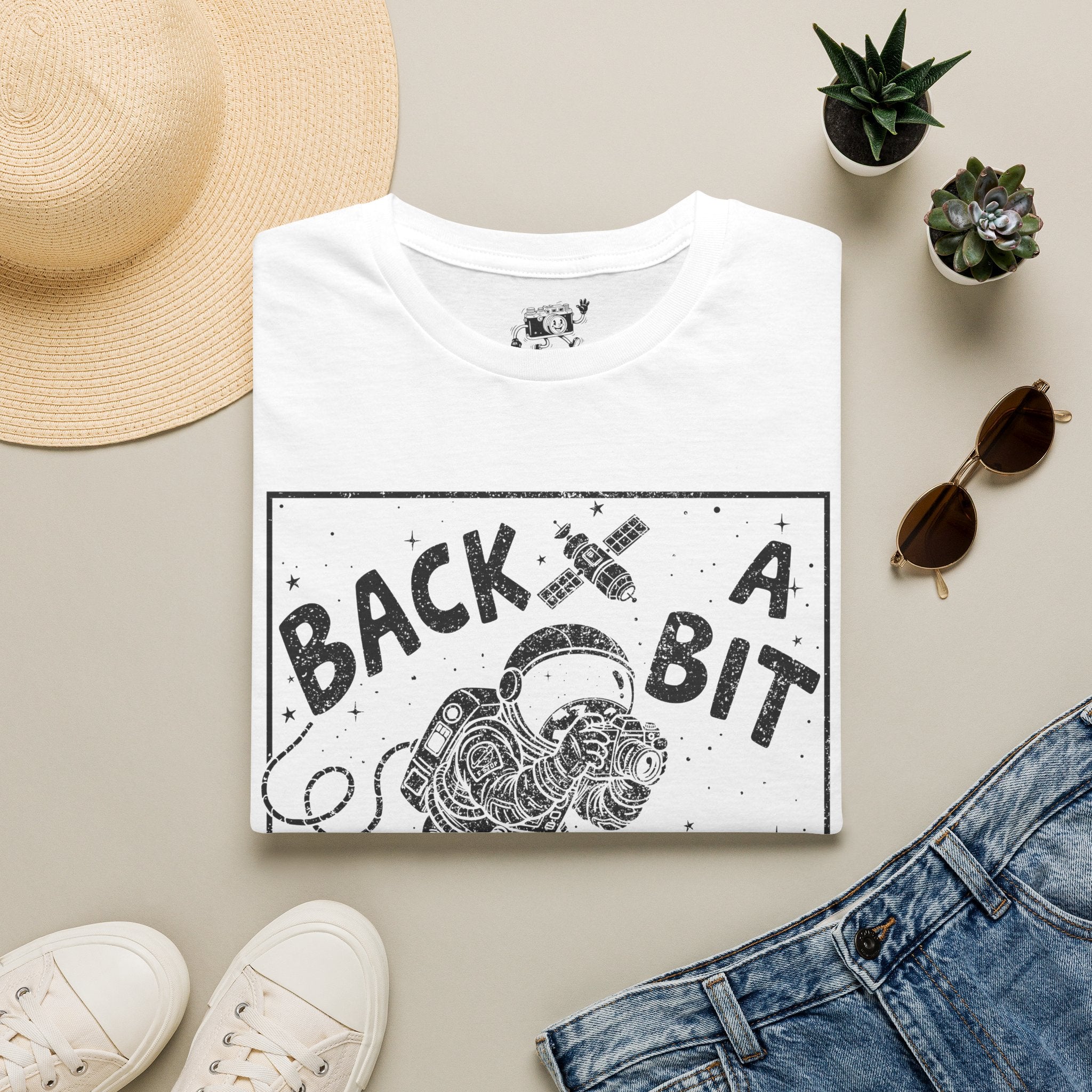 DISTRESSED VERSION ‘Back a Bit’ wide angle lens at the ready with this funny T-Shirt — Photography Lover Tee